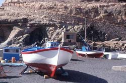 Fischerboote am Strand von Ajuy auf der Kanareninsel Fuerteventura