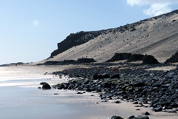 Strandburgen aus Steinen an der Playa de Mal Nombre