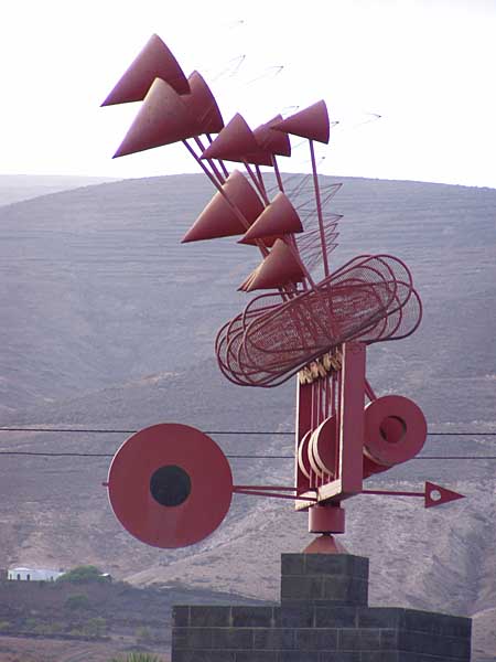 Manriques Windspiel an einer Kreuzung in Arrieta- Lanzarote